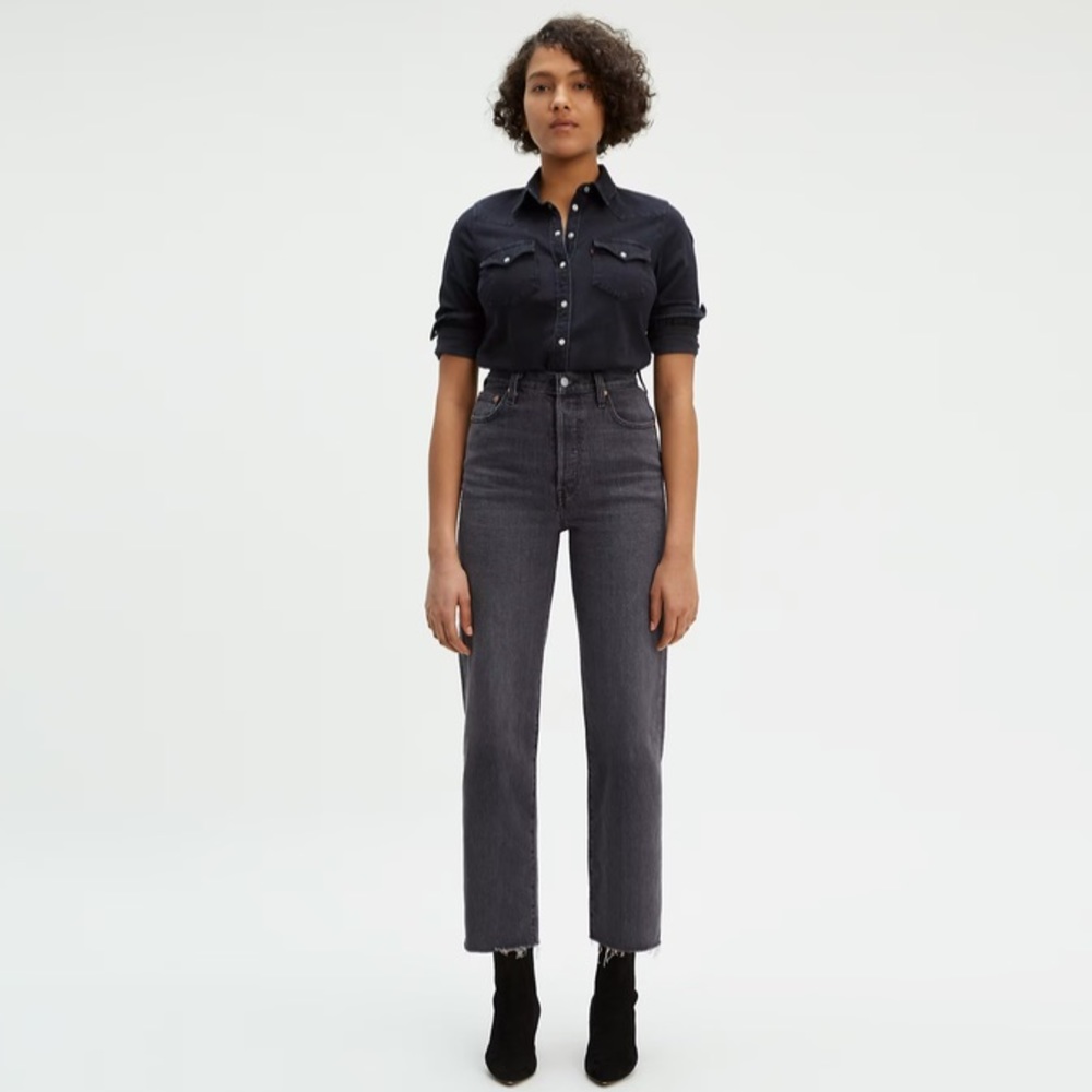Levi's Women's High-Rise Straight Jeans in Washed Black
